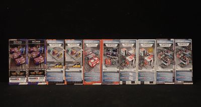 de nombreuses figurines encore dans leur emballage