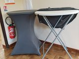 une table et une chaise dans une pièce avec du parquet