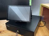 une tablette posée sur une caisse en bois