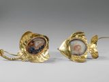 une paire de boucles d'oreilles en or et en agate ornées du portrait d'une femme