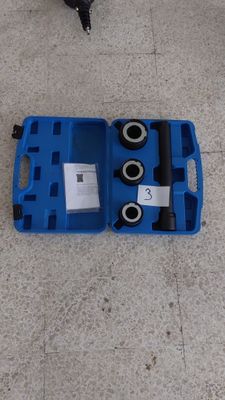 une boîte bleue contenant quelques outils, posée par terre