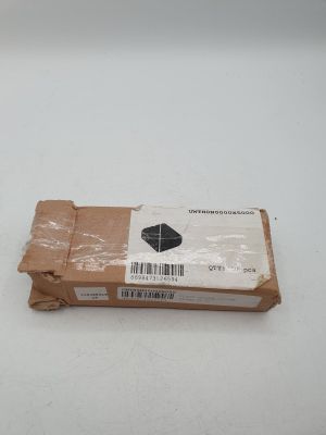 une boîte sur laquelle est posé un bout de papier