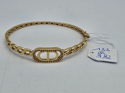 Gros plan sur un bracelet en or portant une étiquette