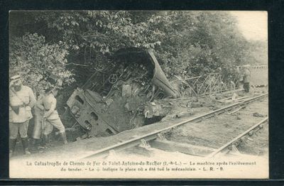 photographie en noir et blanc d'un train immobilisé sur les rails