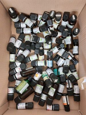 une boîte en carton remplie de flacons d'huiles essentielles