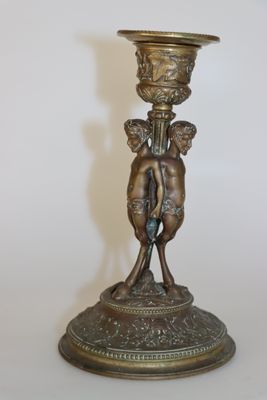 un vase en bronze posé sur un socle orné de deux chérubins