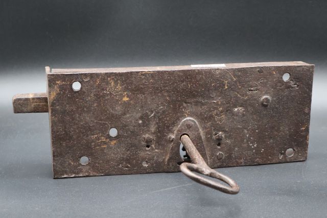 Serrure 18ème avec sa clé. 12 X 30 cm