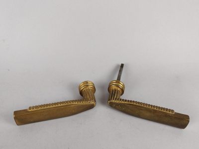 paire de poignées de porte anciennes en laiton datant du début du XXe siècle