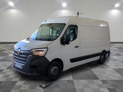 la camionnette blanche est garée sur le sol en damier d'une pièce