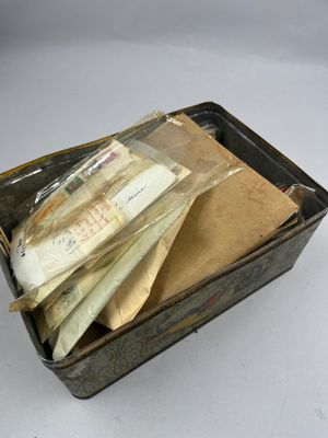 une boîte en métal contenant une pile de papiers