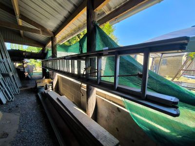 une bâche verte recouvrant l'intérieur d'un bâtiment