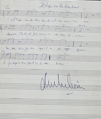 un morceau de papier sur lequel on a écrit au stylo