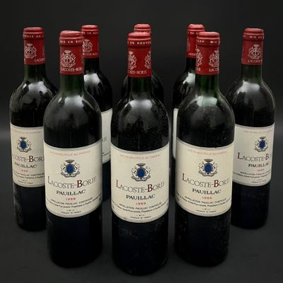 six bouteilles de vin sont alignées sur un fond noir
