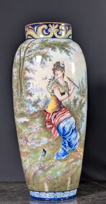 un vase avec un tableau posé sur une table