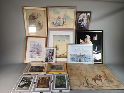 de nombreuses photos encadrées posées sur une table, dont il y a beaucoup