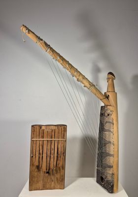 un instrument de musique posé sur une table