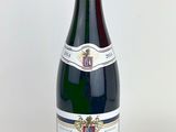 une bouteille de vin posée sur une table
