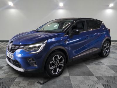 une voiture bleue garée dans un garage au sol en damier