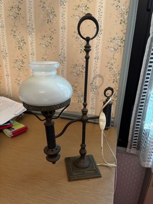 une lampe posée sur une table près d'une fenêtre
