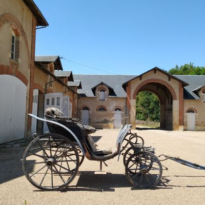 une calèche garée devant un immeuble