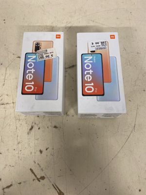 Deux boîtes de téléphones Redmik sont posées sur une table