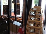 de nombreuses chaises et tables dans un restaurant doté d'une baie vitrée