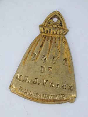 une image représentant une médaille d'or sur laquelle figure le nom d'une femme