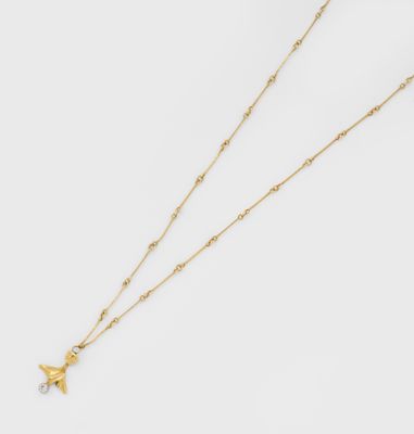un collier en or avec un pendentif en forme d'étoile de mer au bout d'une chaîne