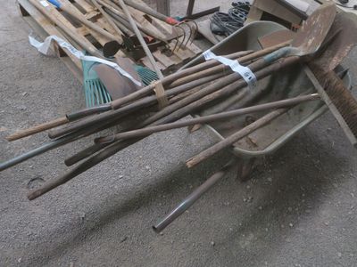 Brouette garnie outils de jardin, pas de tva, Mise à prix 15 - Photo 1