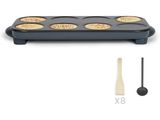 un gros plan sur une poêle avec des crêpes et une spatule dessus