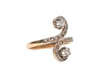 gros plan d'une bague en diamant sur fond blanc