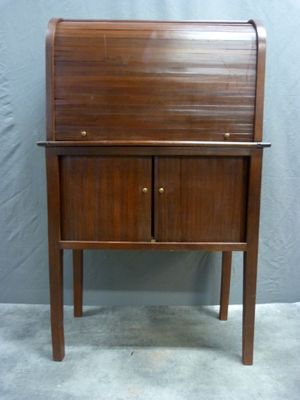 * Petit secrétaire à rideaux en bois teinté acajou. 102 X 63…