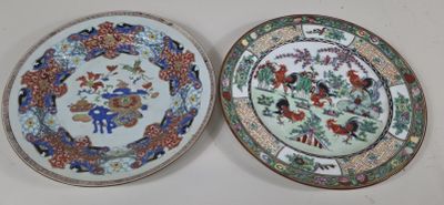 deux assiettes ornées de motifs représentant des fleurs et des oiseaux sur un fond blanc
