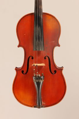 un vieux violon avec un archet accroché à son dos