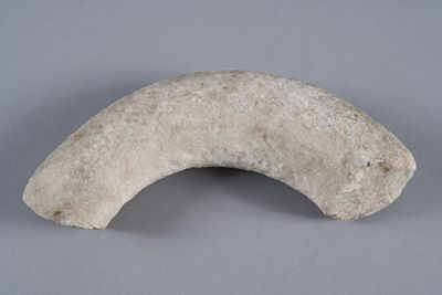 Elément en marbre blanc semi-circulaire.