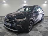 vue de face d'une voiture noire garée dans un garage