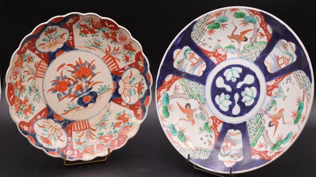 IMARI. Deux plats en porcelaine