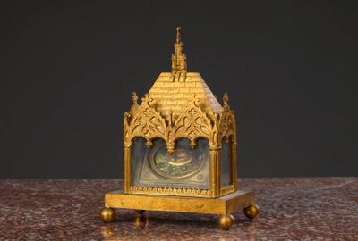 une horloge en or posée sur une table en marbre