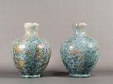 deux vases posés côte à côte sur une surface grise