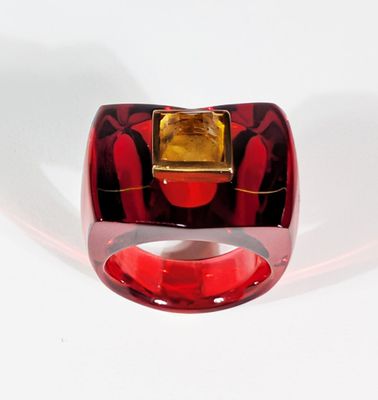 BACCARAT Bague "Guet-apens" en cristal rouge serti au centre…