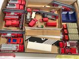 une boîte remplie de petits trains et de petits camions