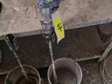 un évier sale dans lequel se trouvent deux seaux d'eau