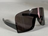 Les lunettes de soleil sont noires et ont une bande rose sur le côté.