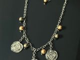 collier orné de pièces et de breloques sur un fond noir