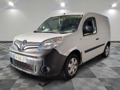 une camionnette blanche garée sur un sol en damier