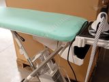 une table à repasser posée sur une autre table à repasser