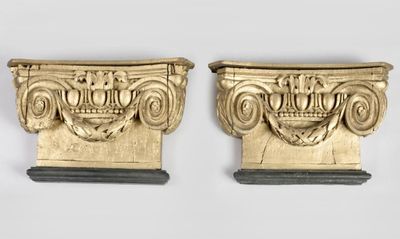 une paire de cornes sculptées, ornées d'une couronne de chaque côté