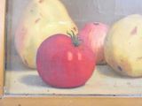 un tableau représentant une tomate, une poire et une poire posées sur une table