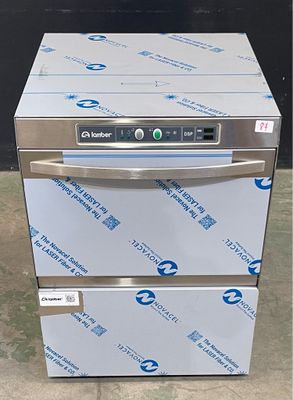 une photo d'un lave-vaisselle en acier inoxydable posé sur une pile de cartons