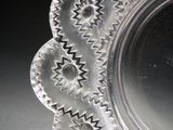 une assiette en argent ornée d'un motif en forme d'étoile